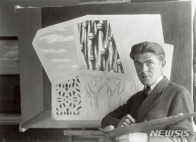 【서울=뉴시스】빈가면을 그리고 있는 르네 마그리트, 르 페뢰-쉬르-마른, 1928