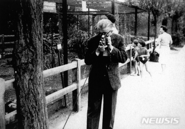 【서울=뉴시스】 촬영하고 있는 르네 마그리트, 1959년경