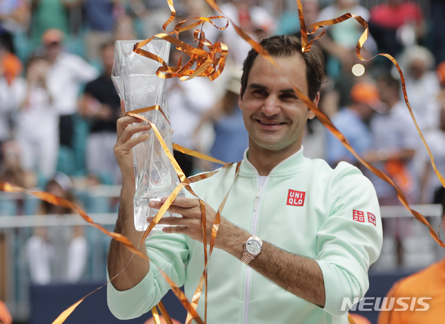 【마이애미=AP/뉴시스】황제 로저 페더러(5위·스위스)가 3월 31일(현지시간) 미 플로리다주 마이애미 하드록 스타디움에서 열린 남자프로테니스(ATP) 투어 마이애미오픈 남자 단식에서 우승, 트로피를 들고 포즈를 취하고 있다.페더러는 디펜딩 챔피언 존 이스너(9위·미국)를 2-0(6-1 6-4)으로 완파해 시즌 두 번째, 이 대회 통산 네 번째 그리고 개인 통산 101번째 우승컵을 들어 올렸다. 2019.04.01.