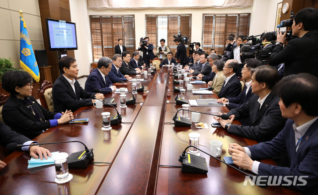 【서울=뉴시스】박진희 기자 = 문재인 대통령이 1일 청와대 여민관에서 수석비서관·보좌관 회의를 주재하고 있다. 2019.04.01.pak7130@newsis.com