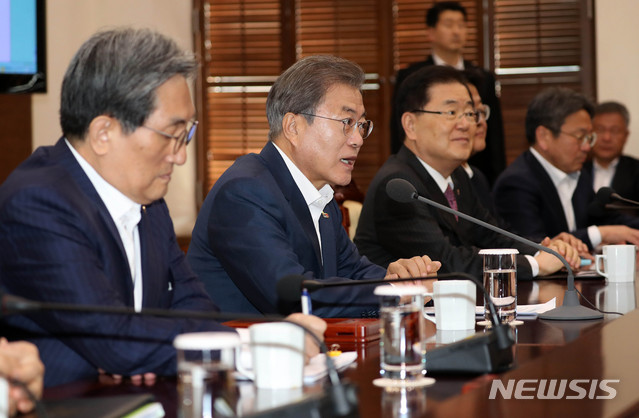 【서울=뉴시스】박진희 기자 = 문재인 대통령이 1일 청와대 여민관에서 수석비서관·보좌관 회의를 주재하고 있다. 2019.04.01.pak7130@newsis.com