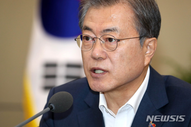 【서울=뉴시스】박진희 기자 = 문재인 대통령이 1일 청와대 여민관에서 수석비서관·보좌관 회의를 주재하고 있다. 2019.04.01.pak7130@newsis.com