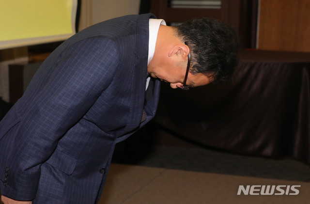 【서울=뉴시스】배훈식 기자 = 1일 오전 서울 중구 한국프레스센터에서 코오롱생명과학 골관절염 치료제 판매중단 관련 기자간담회에 참석한 이우석 대표이사가 고개 숙여 사과하고 있다. 2019.04.01.&nbsp; dahora83@newsis.com 