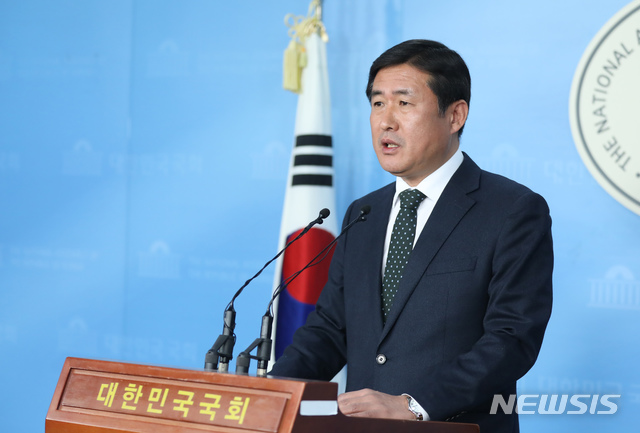 【서울=뉴시스】고승민 기자 = 민주평화당 김정현 대변인이 1일 서울 여의도 국회에서 조국 청와대 민정수석과 조현옥 인사수석 관련 논평을 발표하고 있다. 2019.04.01. kkssmm99@newsis.com 