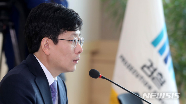 【서울=뉴시스】추상철 기자 = '김학의 전 법무부 차관의 성폭행, 뇌물수수 의혹 사건'을 규명할 수사단 여환섭 단장이 1일 오후 서울 송파구 서울동부지방검찰청에서 기자간담회를 열고 수사 방향 등에 대한 설명을 하고 있다. 2019.04.01. scchoo@newsis.com