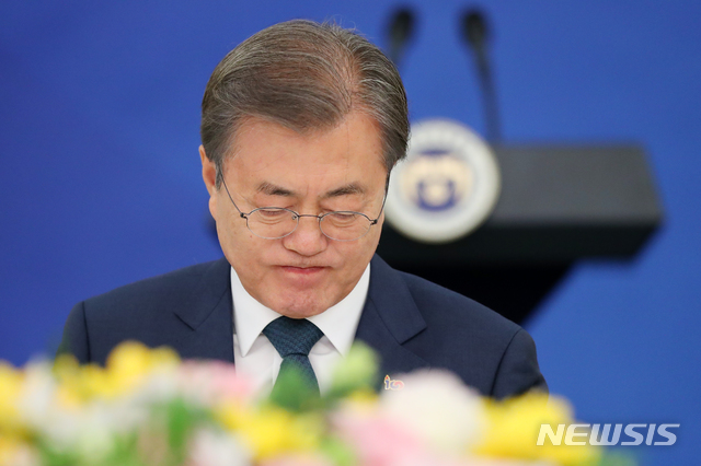 【서울=뉴시스】전신 기자 = 문재인 대통령이 1일 청와대 영빈관에서 열린 시민사회단체 초청 간담회에서 김호철 민주사회를 위한 변호사모임 회장의 권력기관 개혁 관련 발언을 듣고 있다. 2019.04.01.&nbsp; photo1006@newsis.com 