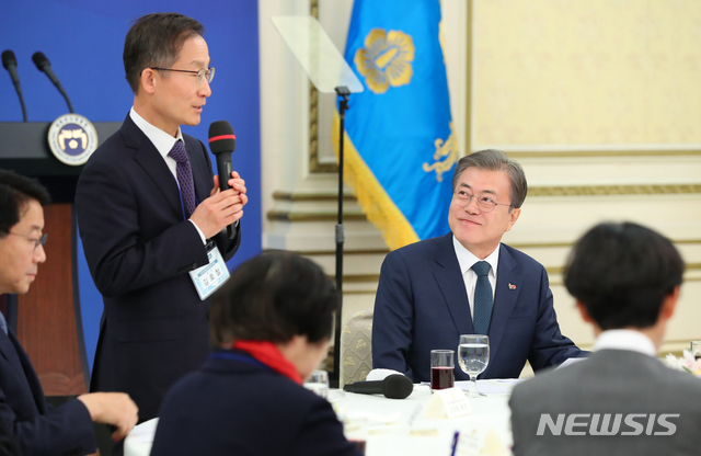 【서울=뉴시스】전신 기자 = 문재인 대통령이 1일 청와대 영빈관에서 열린 시민사회단체 초청 간담회에서 김호철 민주사회를 위한 변호사모임 회장의 권력기관 개혁 관련 발언을 듣고 있다. 2019.04.01.&nbsp; photo1006@newsis.com 