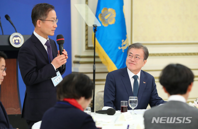 【서울=뉴시스】전신 기자 = 문재인 대통령이 1일 청와대 영빈관에서 열린 시민사회단체 초청 간담회에서 김호철 민주사회를 위한 변호사모임 회장의 권력기관 개혁 관련 발언을 듣고 있다. 2019.04.01.&nbsp; photo1006@newsis.com 