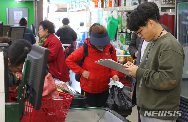 【서울=뉴시스】배훈식 기자 = 전국 대형마트와 백화점, 슈퍼마켓 등에서 일회용 비닐봉투 사용이 금지된 1일 오후 서울 은평구의 한 슈퍼마켓에서 구청 직원이 현장 조사를 하고 있다. 2019.04.01. dahora83@newsis.com (사진=뉴시스DB)