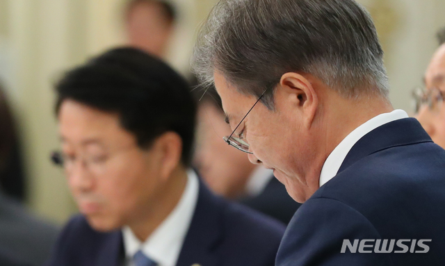 【서울=뉴시스】전신 기자 = 문재인 대통령이 1일 청와대 영빈관에서 열린 시민사회단체 초청 간담회에서 엄창환 전국청년정책네트워크 대표의 청년기본법 등의 발언을 듣고 있다. 2019.04.01.&nbsp; photo1006@newsis.com