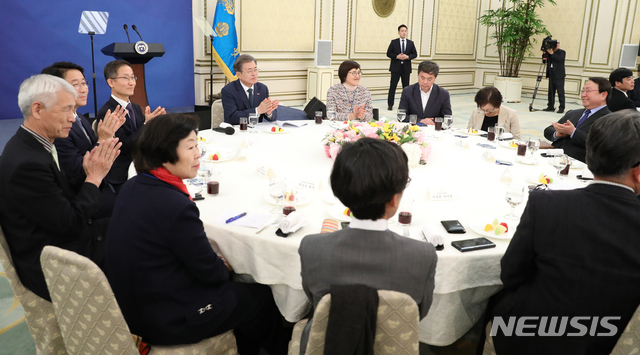 【서울=뉴시스】전신 기자 = 문재인 대통령이 1일 청와대 영빈관에서 열린 시민사회단체 초청 간담회에서 엄창환 전국청년정책네트워크 대표가 청년기본법 등의 발언 중 눈물을 훔치자 박수 보내고 있다. 2019.04.01.&nbsp; photo1006@newsis.com