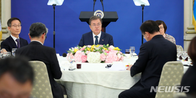 【서울=뉴시스】전신 기자 = 문재인 대통령이 1일 청와대 영빈관에서 열린 시민사회단체 초청 간담회에서 엄창환 전국청년정책네트워크 대표의 청년기본법 등의 발언을 듣고 있다. 2019.04.01.&nbsp; photo1006@newsis.com