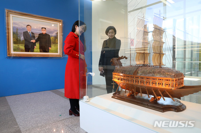 청와대 사랑채에서 진행 중인 정상외교 선물 특별전에서 전시 중인 북한의 거북선 모형. 제3차 남북정상회담을 계기로 김정은 북한 국무위원장이 선물했다.&nbsp;&nbsp; 뉴시스 자료사진