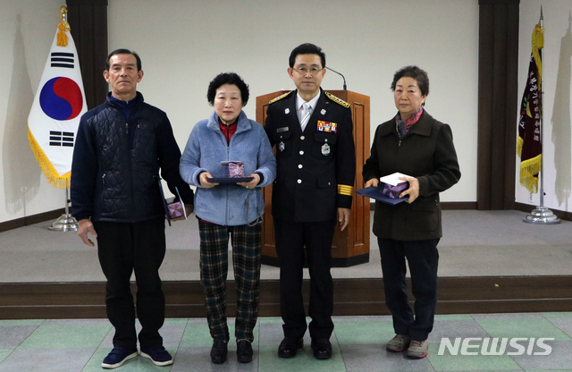 【광주=뉴시스】변재훈 기자 = 광주 동부소방서는 1일 오전 소방서 대회의실에서 지난달 전통시장에서 발생한 불을 끄기 위해 진화 작업에 나섰던 시장 상인 3명에게 표창장을 전달했다고 밝혔다. 2019.04.01. (사진=광주 동부소방 제공)&nbsp; photo@newsis.com