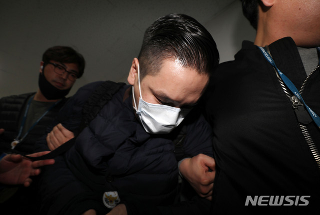 【인천=뉴시스】홍효식 기자 = SK그룹을 창업한 고 최종건 회장의 손자인 최모(31)씨가 마약 구매 혐의로 체포돼 1일 오후 인천 미추홀구 인천지방경찰청 광역수사대로 들어서고 있다. 2019.04.01.&nbsp; yesphoto@newsis.com