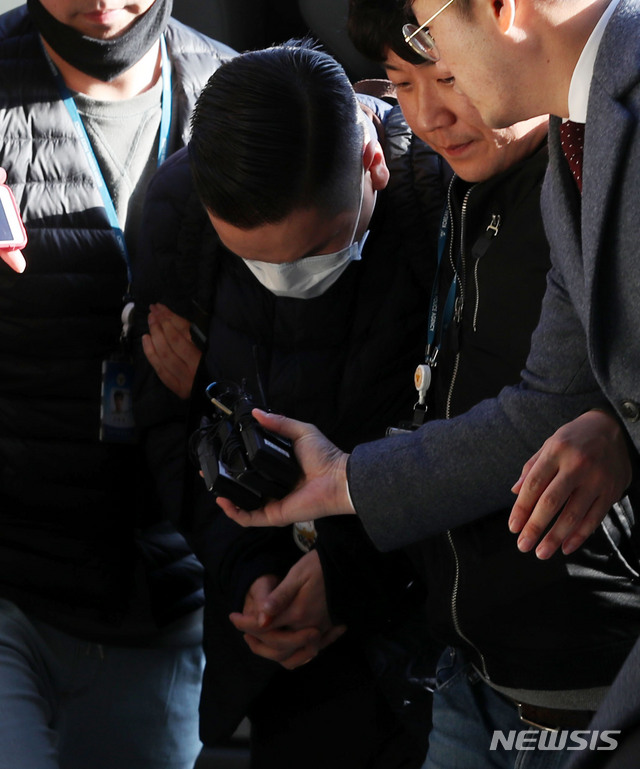 【인천=뉴시스】홍효식 기자 = SK그룹을 창업한 고 최종건 회장의 손자인 최모(31)씨가 마약 구매 혐의로 체포돼 1일 오후 인천 미추홀구 인천지방경찰청 광역수사대로 들어서고 있다. 2019.04.01. yesphoto@newsis.com