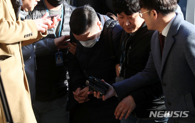 【인천=뉴시스】홍효식 기자 = SK그룹을 창업한 고 최종건 회장의 손자인 최모(31)씨가 마약 구매 혐의로 체포돼 1일 오후 인천 미추홀구 인천지방경찰청 광역수사대로 들어서고 있다. 2019.04.01.&nbsp; yesphoto@newsis.com