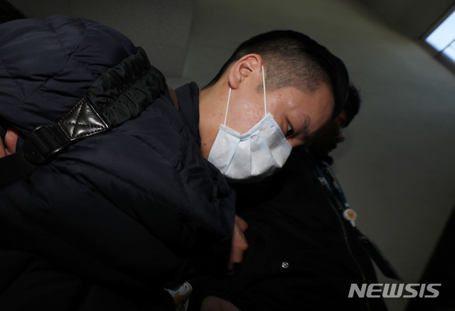 【인천=뉴시스】홍효식 기자 = SK그룹을 창업한 고 최종건 회장의 손자인 최모(31)씨가 마약 구매 혐의로 체포돼 1일 오후 인천 미추홀구 인천지방경찰청 광역수사대로 들어서고 있다. 2019.04.01.&nbsp; yesphoto@newsis.com