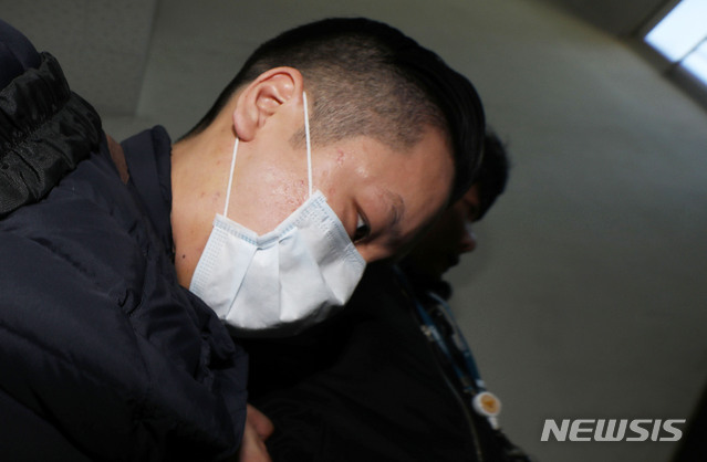 【인천=뉴시스】홍효식 기자 = SK그룹을 창업한 고 최종건 회장의 손자인 최모(31)씨가 마약 구매 혐의로 체포돼 1일 오후 인천 미추홀구 인천지방경찰청 광역수사대로 들어서고 있다. 2019.04.01.&nbsp; yesphoto@newsis.com