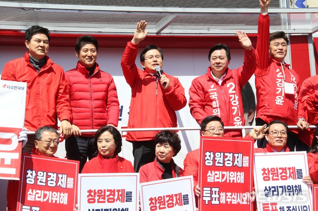 【서울=뉴시스】자유한국당 황교안 대표가 1일 경남 창원시 성산구 반송시장에서 4·3 국회의원 보궐선거 창원성산 지역구에 출마한 강기윤 한국당 후보에 대한 지지를 호소하고 있다. 2019.04.01. (사진=자유한국당 제공)&nbsp; photo@newsis.com