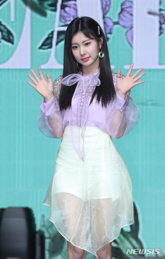 [서울=뉴시스]조수정 기자 = 걸그룹 아이즈원(IZ*ONE) 강혜원이 지난 2019년 4월1일 오후 서울 한남동 블루스퀘어에서 열린 두 번째 미니앨범 ‘하트아이즈(HEART*IZ)’ 발매 기념 쇼케이스에서 포즈를 취하고 있다. 2019.04.01. chocrystal@newsis.com