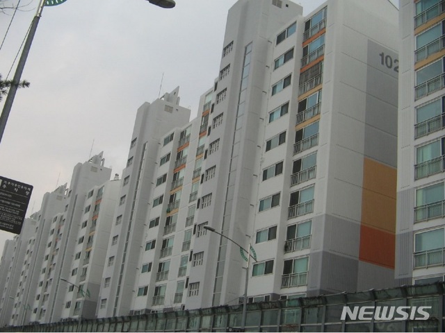 【서울=뉴시스】김가윤 기자 = 서울 중랑구 면목동 1505, -2, -4, -11, -12, -13, -14, -15 면목동아남리치카운티 102동 9층 903호가 경매에 나왔다. 2004년 12월 준공한 5개동 178가구 단지로 해당 물건은 12층 건물 중 9층이다. 전용면적은 84.7㎡, 방 3개 욕실 2개 계단식 구조다. 2019.04.03 (제공=지지옥션) yoon@newsis.com