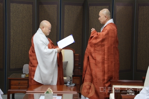 원행 스님(왼쪽), 정념 스님 ⓒ조계종 