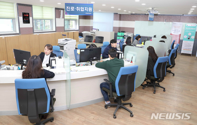 【부산=뉴시스】 부산과학기술대학교(총장 강기성)는 동주대, 부산여대 등과 함께 컨소시엄으로 운영하고 있는 '대학일자리센터'가 연차평가에서 2년 연속 최고등급인 '우수' 등급을 받았다고 2일 밝혔다.2019.04.02. (사진=부산과기대 제공)photo@newsis.com