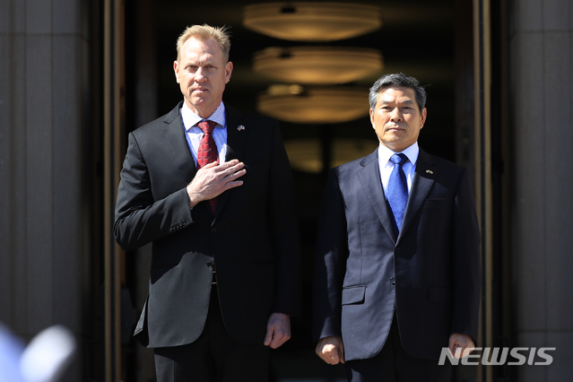 【워싱턴=AP/뉴시스】 방미 중인 정경두 국방장관이 1일(현지시간) 워싱턴 미 국방부에서 열린 환영행사에서 패트릭 섀너핸 미 국방장관 대행과 나란히 서있다.