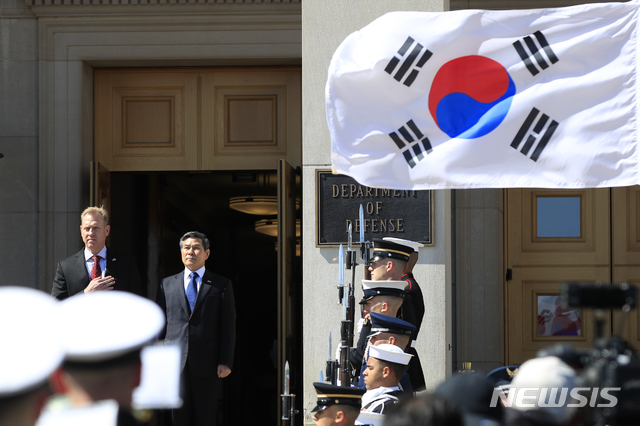【워싱턴=AP/뉴시스】 방미 중인 정경두 국방장관이 1일(현지시간) 워싱턴 미 국방부에서 열린 환영행사에서 패트릭 섀너핸 미 국방장관 대행과 나란히 서있다.