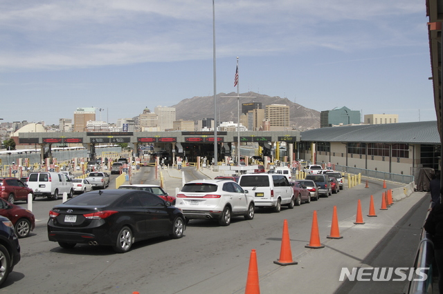 【엘패소=AP/뉴시스】백악관이 경제적 타격을 줄이기 위해 미-멕시코 국경을 폐쇄하더라도 국경을 넘는 화물운송 등은 예외적으로 계속 허용하는 방안을 검토 중이라고 CNBC 등이 2일(현지시간) 보도했다. 사진은 1일 텍사스 엘패소 국경지대에 차량들이 진입하는 모습. 2019.04.03. 
