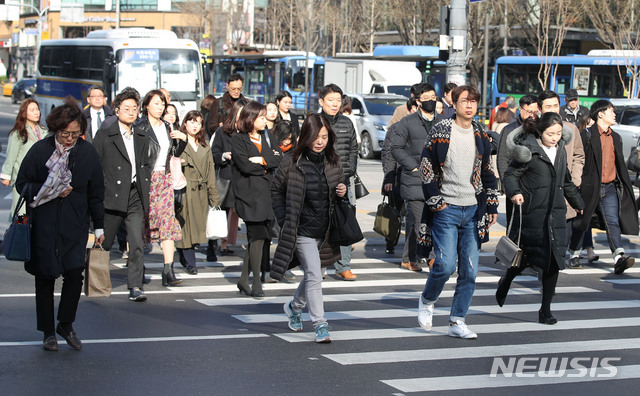 【서울=뉴시스】박미소 수습기자 = 꽃샘추위가 찾아온 2일 오전 서울 종로구 광화문 광장 네거리에서 시민들이 두꺼운 옷을 입고 횡단보도를 건너고 있다. 2019.04.02.  misocamera@newsis.com