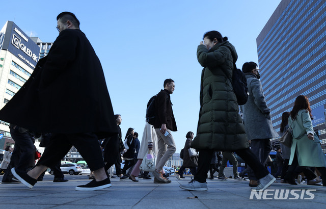 【서울=뉴시스】박미소 수습기자 = 미세먼지 '보통' 수준을 보이는 지난 2일 오전 서울 종로구 광화문 광장 네거리에서 시민들이 두꺼운 옷을 입고 발걸음을 옮기고 있다. 2019.04.02.  misocamera@newsis.com