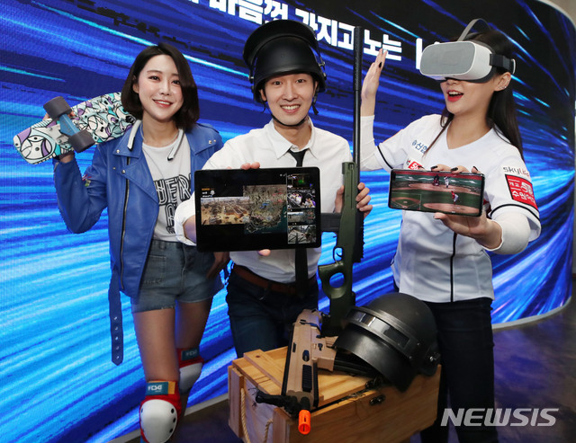 【서울=뉴시스】김진아 기자 = 2일 서울 광화문 KT사옥에서 열린 KT 5G 서비스 및 콘텐츠 기자간담회에서 모델들이 다양한 5G 콘텐츠 서비스를 소개하고 있다. KT는 오는 5일 5G 데이터 완전 무제한 요금제 KT 5G 슈퍼플랜을 출시할 예정이다. 2019.04.02. bluesoda@newsis.com