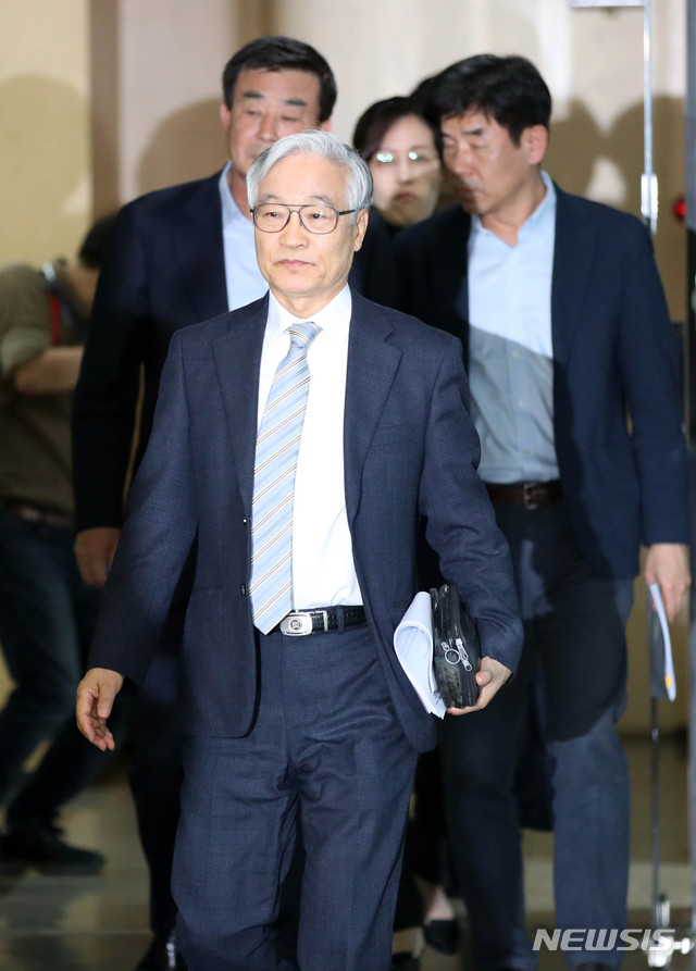 【서울=뉴시스】 고범준 기자 = 2일 오전 서울 종로구 축구회관에서 열린 K리그 경남FC 관련 상벌위원회에서 조남돈 프로축구연맹 상벌위원장 등이 자리에 참석하고 있다.&nbsp; 4.3 재보선 선거 운동을 위해 지난달 30일 창원축구센터를 찾은 황교안 자유한국당 대표와 강기윤 후보는 경기장 안에서 선거 운동을 강행해 논란의 중심에 섰다. 2019.04.02.&nbsp; bjko@newsis.com