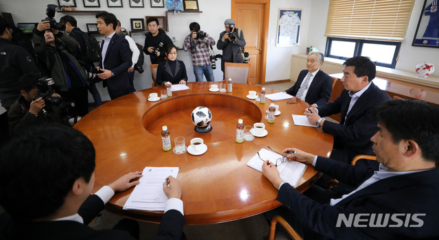 【서울=뉴시스】 고범준 기자 = 2일 오전 서울 종로구 축구회관에서 열린 K리그 경남FC 관련 상벌위원회에서 조남돈(가운데 오른쪽) 프로축구연맹 상벌위원장 등이 자리에 참석하고 있다.&nbsp; 4.3 재보선 선거 운동을 위해 지난달 30일 창원축구센터를 찾은 황교안 자유한국당 대표와 강기윤 후보는 경기장 안에서 선거 운동을 강행해 논란의 중심에 섰다. 2019.04.02.&nbsp; bjko@newsis.com