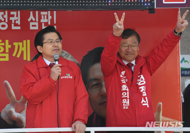 【고성=뉴시스】차용현 기자 = 4·3 보궐선거 공식 선거운동 마지막 날인 2일 오전 지원유세에 나선 자유한국당 황교안 대표가 경남 고성군 고성읍 일원에서 정점식 후보와 함께 유세차량에 올라 지지를 호소하고 있다. 2019.04.02.&nbsp; con@newsis.com