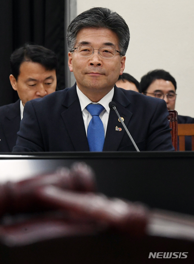【서울=뉴시스】국회사진기자단 = 민갑룡 경찰청장이 지난달 2일 서울 여의도 국회에서 열린 정보위원회 전체회의에서 업무보고를 준비하고 있다. 2019.04.02. photo@newsis.com