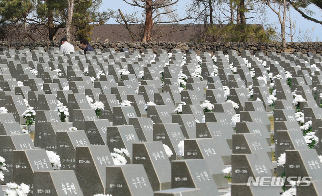 【제주=뉴시스】우장호 기자 = 제주 4·3 희생자 추념일을 하루 앞둔 2일 제주시 봉개동 4·3평화공원 내 행방불명인 표지석을 찾은 유족들이 희생 영령을 위해 참배하고 있다. 올해 71주년을 맞는 제주4·3희생자 추념식은 제주4·3평화공원 일원에서 이낙연 국무총리를 비롯한 생존희생자, 유족 등 1만여명이 참석한 가운데 개최된다. 2019.04.02. woo1223@newsis.com