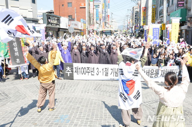 【울산=뉴시스】배병수 기자 = 2일 오전 울산시 울주군 언양시장 일원에서 제100주년 3.1절 기념 언양 4.2만세운동 재현행사를 개최했다. 2019.04.02.&nbsp; bbs@newsis.com.