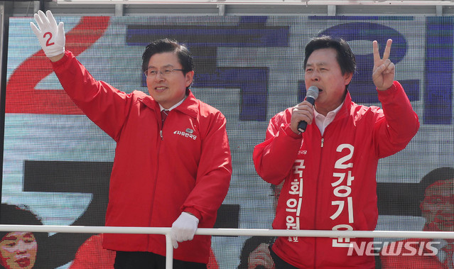 【창원=뉴시스】추상철 기자 = 4.3 보궐선거를 하루 앞둔 2일 오후 경남 창원시 성산구 도심에서 자유한국당 황교안 대표가강기윤 국회의원 후보와 함께 지지를 호소하고 있다. 2019.04.02.&nbsp; scchoo@newsis.com