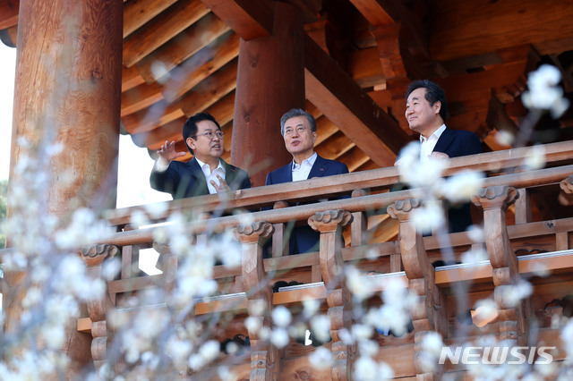 【인천=뉴시스】전신 기자 = 문재인 대통령이 2일 인천 연수구 경원루에서 열린 확대 국가관광전략회의에 앞서 이낙연 국무총리, 박남춘 인천시장과 함께 센트럴파크 전망을 둘러보고 있다. 2019.04.02. photo1006@newsis.com