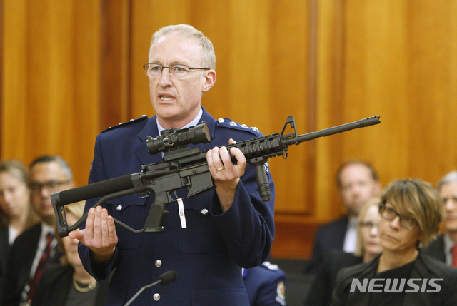 【웰링턴(뉴질랜드)=AP/뉴시스】2일(현지시간) 뉴질랜드 경찰 관계자가 웰링턴에서 국회의원들에게 지난 3월 크라이스트처치 모스크에서 50명을 살해하는 데 사용된 무기 중 하나와 유사한 AR-15 스타일의 소총을 보여주고 있다.뉴질랜드 국회의원들은 총기류 금지 법안이 다음 주말까지 서둘러 통과돼야 한다면서 이번 총기 규제 법안에 압도적으로 찬성했다. 스튜어트 내시 경찰 장관은 정부가 의도한 대로 의회가 법안을 통과시킨다면 새 법은 오는 12일 발효될 예정이라고 밝혔다. 2019.04.02. 