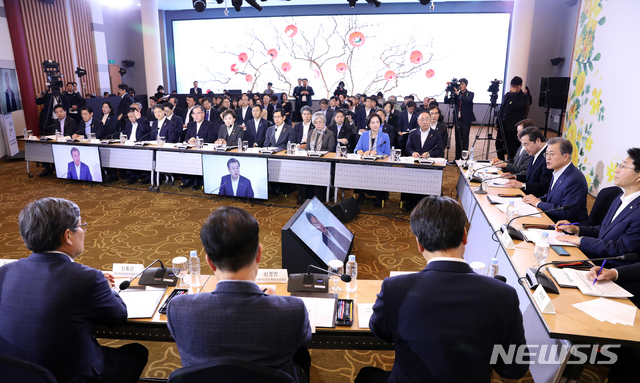 【인천=뉴시스】전신 기자 = 문재인 대통령이 2일 인천 연수구 경원루에서 열린 확대 국가관광전략회의에서 모두발언하고 있다. 2019.04.02.&nbsp; photo1006@newsis.com