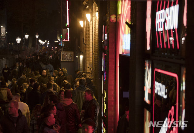 【암스테르담=AP/뉴시스】 지난달 암스테르담의 홍등가 관광을 제한한 네덜란드에서 이번엔 성 매수자만 처벌하는 '노르딕 모델'의 도입을 촉구하는 청원이 등장했다. 4만2000명이 서명한 이번 청원은 의회에서 본격적으로 논의될 예정이다. 사진은 지난 3월 암스테르담 홍등가 앞을 지나는 관광객들의 모습. 2019.04.10.