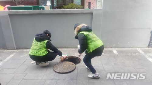 【서울=뉴시스】서울 관악구 모기유충 구제활동 모습. 2019.04.03. (사진=관악구 제공)