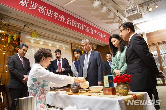 【서울=뉴시스】추궈홍(邱國洪) 주한 중국대사가 2일 서울신라호텔 '댜오위타이 국빈연' 행사에서 중국 전통차 시연을 보고 있다.