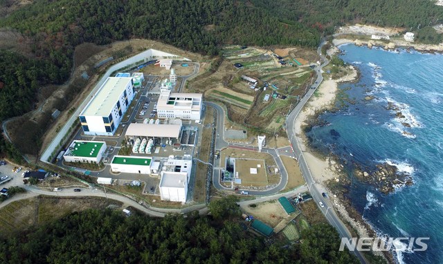  [부산=뉴시스] 하경민 기자 = 부산 기장군 대변리에 하루 4만5000t을 생산 할 수 있는 국내 최대 규모의 해수담수화 시설인 부산기장해양정수센터가 3일 준공한지 5년째 가동을 못한채 시설이 녹슬어 가고 있다. 2019.04.03. photo@newsis.com