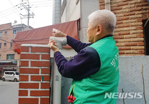 【서울=뉴시스】서울 도봉구 정화조 환기구 모기망 설치. 2019.04.03. (사진=도봉구 제공)