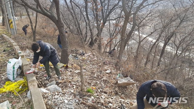 【예산=뉴시스】이종익 기자 = 경찰이 충남 예산군 신양면 차동고개에서 백골상태의 남성 시신을 수습한 후 유류품을 수색하고 있다. 2019.04.03. (사진=예산경찰서 제공) photo@newsis.com 